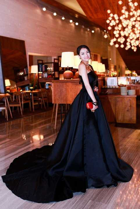  Chiếc váy với phần gấp eo khéo léo cùng cách cắt mới lạ đã giúp Thủy Top tỏa sáng