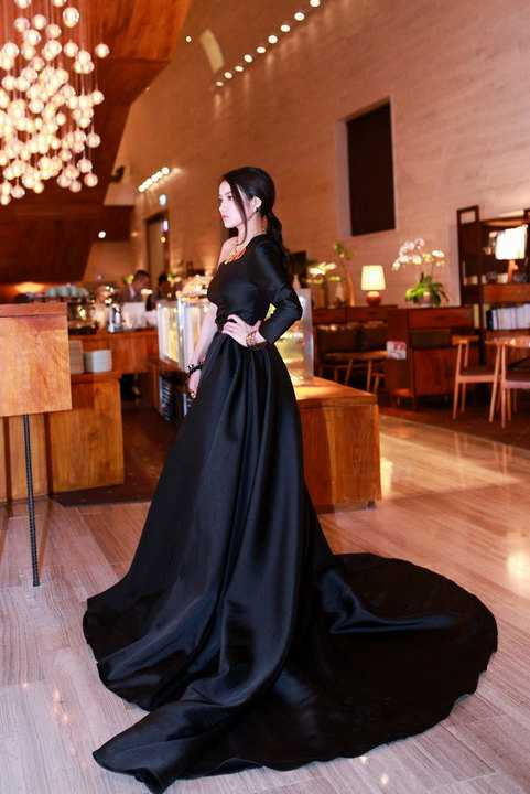 Trước khi tham dự chương trình, cô đã có buổi tiệc riêng cùng 100 doanh nhân cùng các NTK thời trang trong và ngoài nước