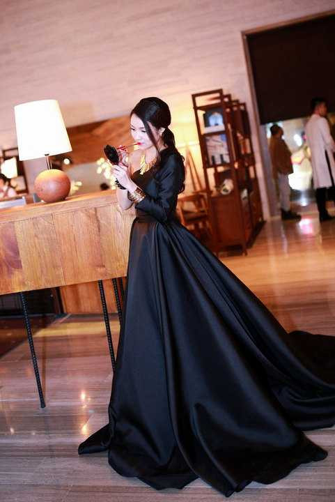 Trong buổi tiệc, Thủy Top đã khiến nhiều doanh nhân bất ngờ về khả năng giao tiếp tiếng anh cũng như cách trò chuyện hài hước, thân mật của cô. 