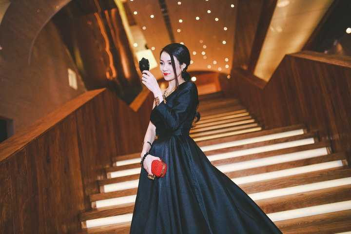  Thủy Top cho biết 'Tôi hiểu mình làm thời trang nên vẻ ngoài vô cùng quan trọng. Nó sẽ là yếu tố đánh giá đầu tiên gây ấn tượng với người đối diện. Chính vì vậy, sau khi từ Mỹ về tôi đã hạ quyết tâm phải đẹp, hoàn thiện hơn mỗi ngày'. 