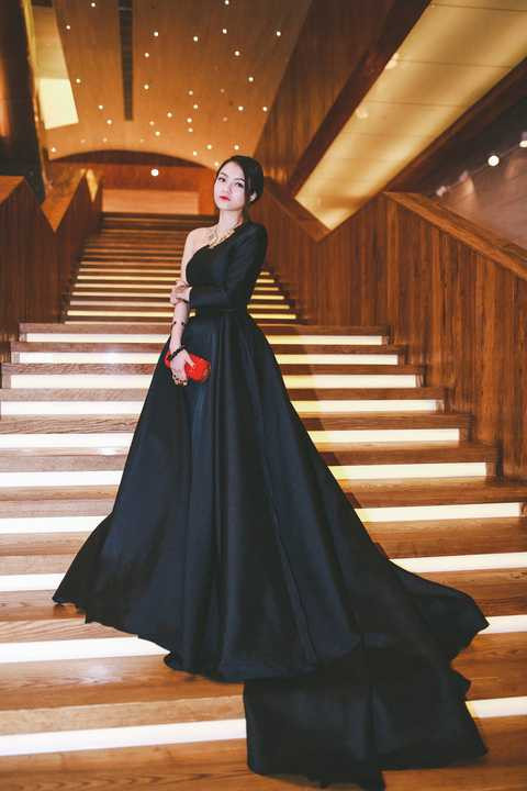 Không chỉ vậy, Thủy Top còn khéo léo mix phụ kiện, ví cầm tay thuộc thương hiệu Alexander Mcqueen.