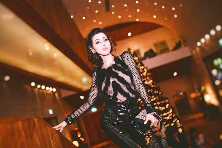 Cô khéo léo mix chân váy bút chì cùng áo kẻ sọc xuyên thấu. Được biết chiếc váy có trị giá trên 2000 ngàn đô. Không chỉ vậy, người đẹp cũng khéo léo mix với túi xách Chanel có giá hơn 5000 ngàn đô. 