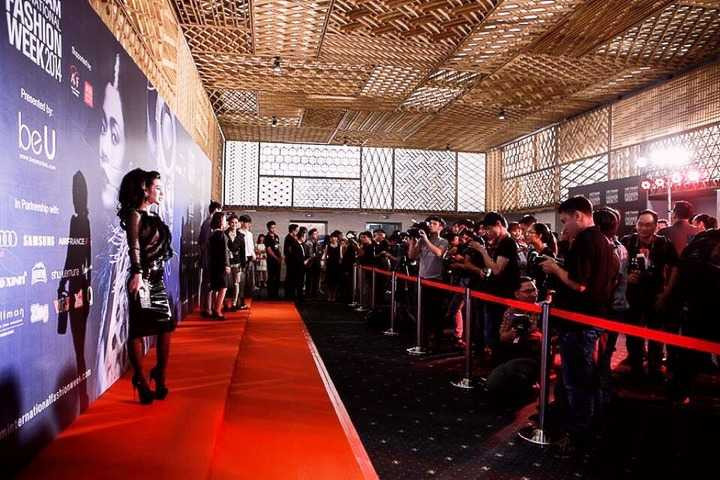 Nếu như trước đây ở cái tuổi 19-20, cô xem những món đồ hiệu như là một cách thể hiện đẳng cấp, sự sành điệu của một cô gái thích "khoe mẽ" thì bây giờ cách nhìn của cô nàng đã khác hẳn.