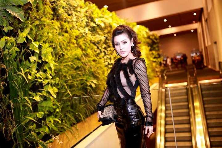 Theo cô, lựa chọn trang phục cần dựa trên vẻ đẹp, sự cân đối và hài hòa của quần áo cùng phụ kiện với cơ thể người mặc.