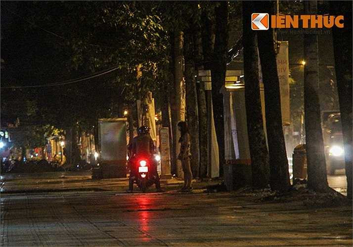 Cảnh tượng chèo kéo, ngã giá công khai giữa đường phố. (Theo Kiến thức)