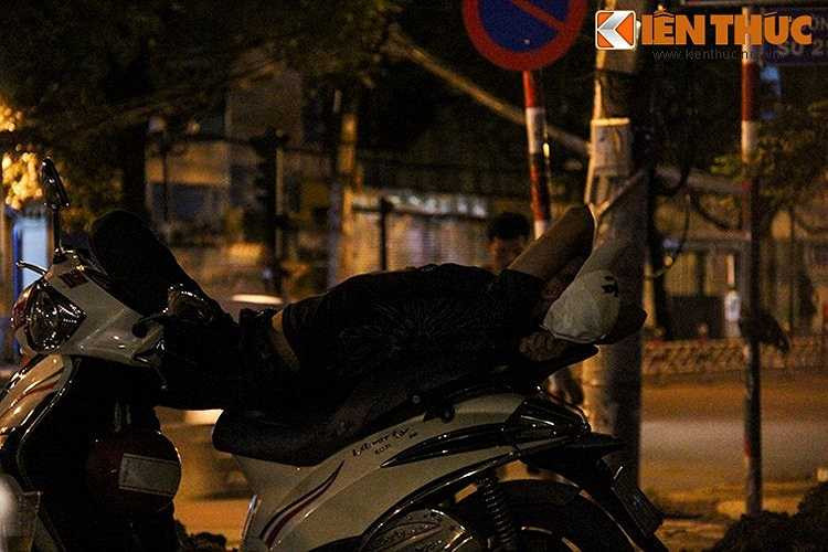 Cách đó không xa là lực lượng bảo kê luôn túc trực và theo dõi hoạt động bán dâm của những người này ở cự ly khoảng 100 mét. (Theo Kiến thức)