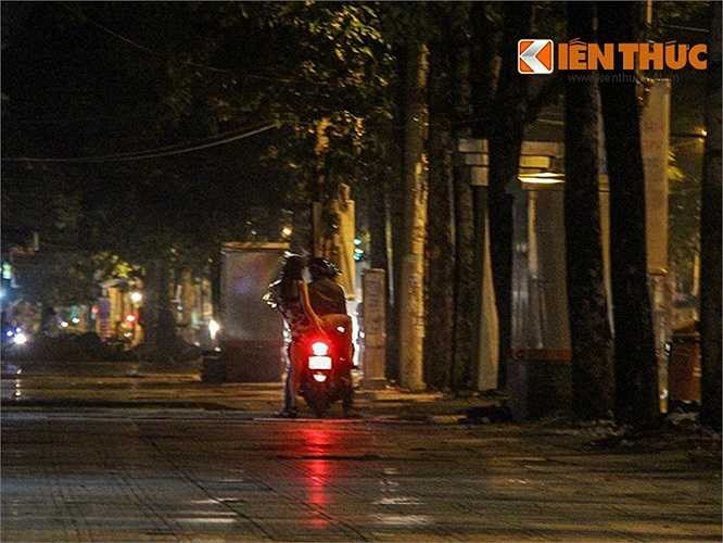 Theo quan sát của PV, cứ 1 hoặc 2 'cô gái' sẽ có một bảo kê theo dõi. Cứ 10 phút, các đối tượng này sẽ chạy đến đưa 'đào' của mình di chuyển sang chỗ khác nếu đứng mãi không có khách. (Theo Kiến thức) 