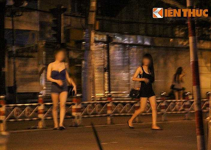 Một người dân ở khu vực này cho biết, đa số những người bán dâm ở đây đều là trai giả gái hoặc là người chuyển giới và họ phải chịu sự giám sát, quản lý của một chủ quán café có tên Z… nằm trên đường Lý Thường Kiệt. Khi thấy “cô gái” nào không bắt được khách trong 15 phút, kẻ bảo kê ngồi trong quán sẽ dùng đèn laser rọi thẳng vào mặt để cảnh cáo. (Theo Kiến thức)