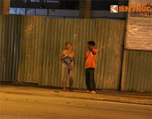 Cách đó không xa, là địa bàn hoạt động của những cô gái bán dâm khác. (Theo Kiến thức) 