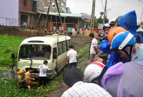 Quảng Nam,Tránh xe máy, ôtô biển xanh, lao xuống ruộng, tai nạn, giao thông