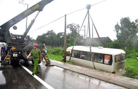 Quảng Nam,Tránh xe máy, ôtô biển xanh, lao xuống ruộng, tai nạn, giao thông