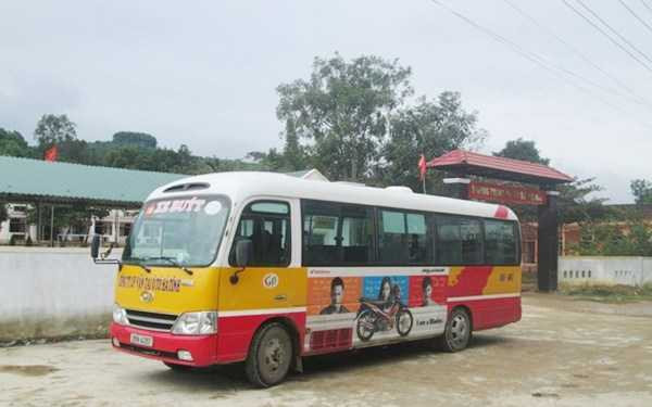 Xe buýt đưa đón học sinh Hương Bình tới điểm Trường THCS Hoà Hải