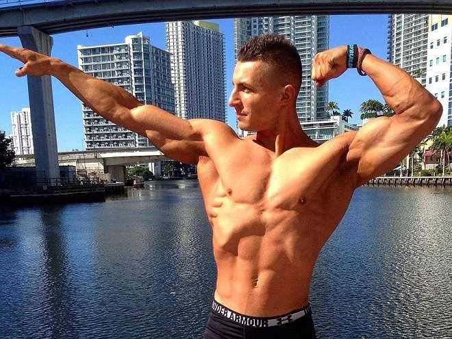 Tự nhận là một mọt sách và chỉ biết cắm đầu vào máy tính, nhưng khi Michael bước chân đến phòng tập vào năm 16 tuổi, mọi thứ đã thay đổi hoàn toàn.