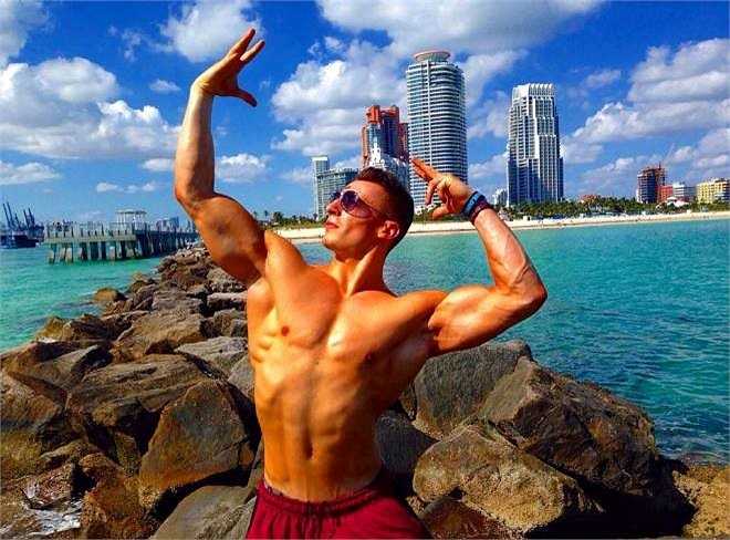 Có thể nói, nhờ chế độ ăn uống khoa học cùng sự nỗ lực không ngừng trong tập luyện, chàng trai có thân hình mảnh dẻ ngày nào giờ đã trở thành một trong những vận động viên thể hình hàng đầu thế giới.