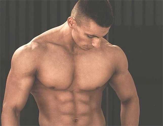 Chàng trai có kinh nghiệm 6 năm tập luyện chia sẻ, anh bắt đầu thấy được sự hiệu quả trong việc rèn luyện và có được thân hình 6 múi, cơ bắp ưng ý kể từ năm 19 tuổi. Tuy nhiên để duy trì được vóc dáng này, anh phải có một chế độ nuôi cơ thể đặc biệt. Theo đó, anh sẽ tập đều đặn 5 buổi/tuần và ăn 8 bữa/ngày.