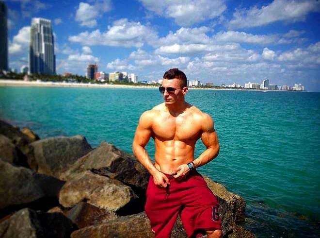 'Thực tế, tôi chỉ là một chàng trai công sở bình thường. Hầu hết các nhân viên IT thường chỉ chơi điện tử trong khoảng thời gian rảnh rỗi, còn tôi thì lại thích đến phòng tập - vậy thôi' - chàng trai người Anh khiêm tốn chia sẻ.