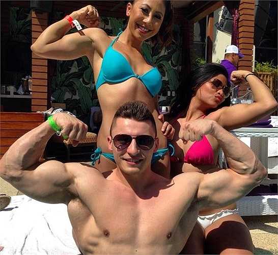 Nhờ vẻ ngoài điển trai, thân hình cuốn hút, đầy nam tính, chàng trai trẻ có khá nhiều fan hâm mộ trên mạng. Không ít cô gái đã xin kết bạn và tỏ tình với anh.