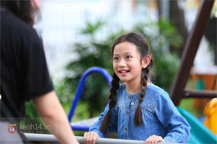 Cô bé 6 tuổi đang bắt đầu thay răng nên những khoảnh khắc cười trước ống kính càng khiến người lớn cảm thấy rất dễ thương.