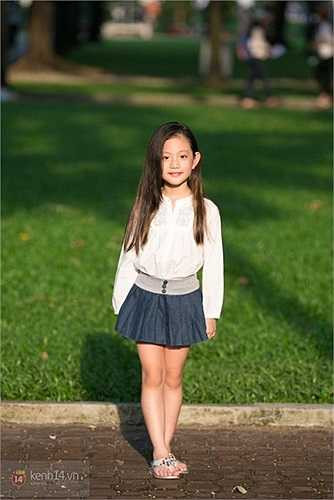 'Có thể vì nhỏ tuổi hơn và hay trêu đùa, chọc ghẹo nhau nên Misu cứ thích đeo theo mình. Bình thường mình cũng khá cưng chiều Misu, hay dẫn nó đi ăn hoặc đi chơi lòng vòng ngoài phố' - Chị Ánh Hồng cho biết.