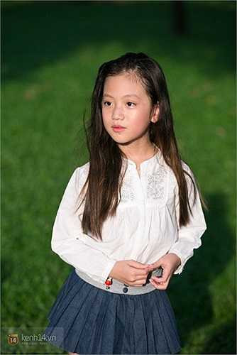 'Con thích chụp hình ạ'. Đây là một sở thích rất lớn của bé từ khi mới 2 tuổi cho đến bây giờ. Cứ rảnh rỗi là bé lại mượn điện thoại của mẹ hoặc dì út để tự sướng ở mọi góc độ.