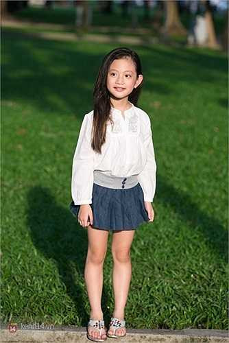 Phương Vy cực kỳ thích chụp ảnh và đặc biệt là chụp tự sướng bằng điện thoại của mẹ.