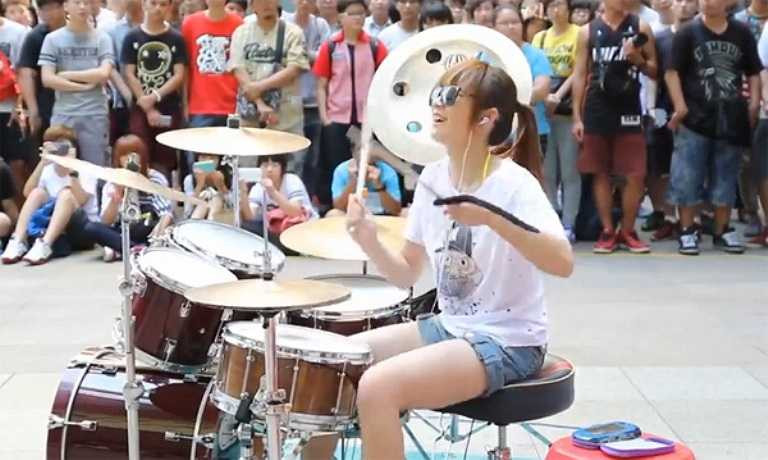 La Tiểu Bạch (nickname SWhite) tên thật là La Sĩ Như, sinh ngày 23/5/1994. Cô gái này là tay trống được nhiều bạn trẻ Đài Loan cực kỳ hâm mộ. 