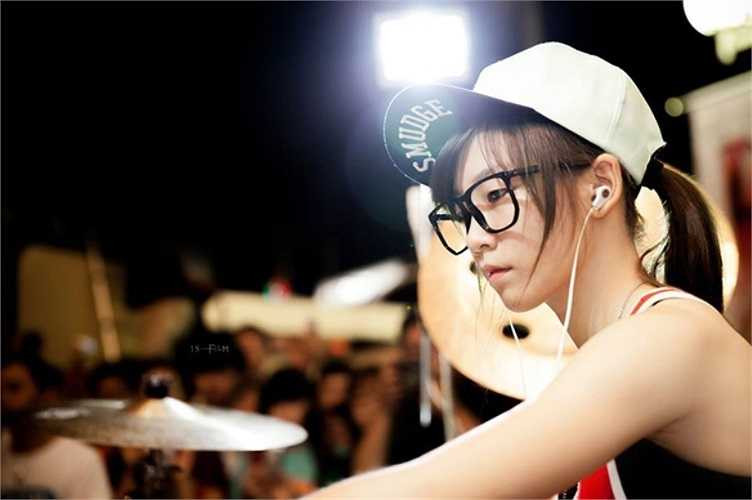  Những màn biểu diễn của Tiểu Bạch trên các bản hit Gangnam Style, Gentleman, Let It Go, Roly Poly... được các fan ghi lại, tải lên Youtube thu hút hàng trăm nghìn lượt xem. 