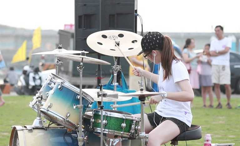 Tiểu Bạch là một cô gái dễ thương và không kém phần hài hước. 