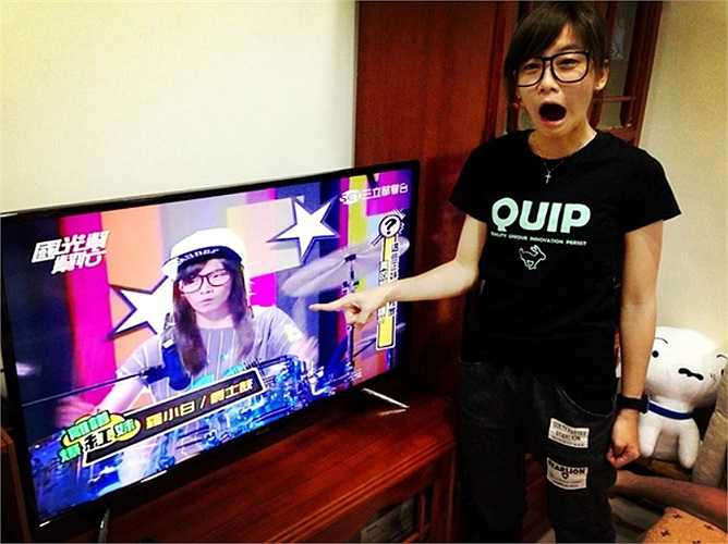 Mặc dù từng học ngành vũ đạo tại Trường nghệ thuật Đài Bắc và trường Đại học nghệ thuật quốc lập Đài Loan, nhưng cô nàng lại được mọi người chú ý vì biệt tài chơi trống cực đỉnh của mình.