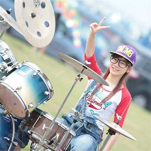 Cô nàng thường biểu diễn ở các trung tâm, hội chợ thương mại, hay các sự kiện dành cho giới trẻ. Những phút ngẫu hứng, Tiểu Bạch lại xoay xoay dùi trống lên cao khiến fan hò reo không ngớt. 