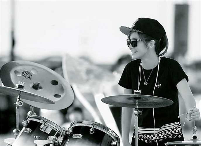 Không có vẻ mặt xinh đẹp kiểu baby, nhưng tài năng cộng phong cách trẻ trung cá tính giúp cô nàng theo đạo Cơ đốc hút fan rầm rầm.