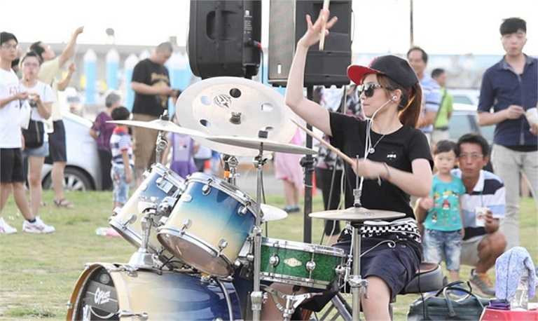 La Tiểu Bạch chia sẻ, cô nàng thích màu xanh, trắng, đen, cảm thấy vui vẻ nhất khi được ở bên những người mà mình yêu thương. 