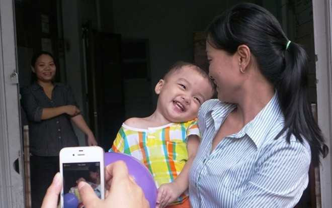 Cụ bà 80 tuổi nhận là người thân bé trai 2 tuổi bị bỏ rơi trong taxi