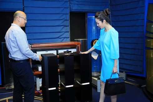 Jennifer Phạm sắm hàng hiệu tiền tỷ