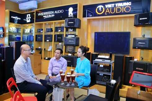 Jennifer Phạm sắm hàng hiệu tiền tỷ