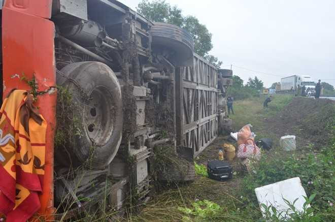 Lật xe giường nằm, hành khách chui lỗ thông gió thoát thân
