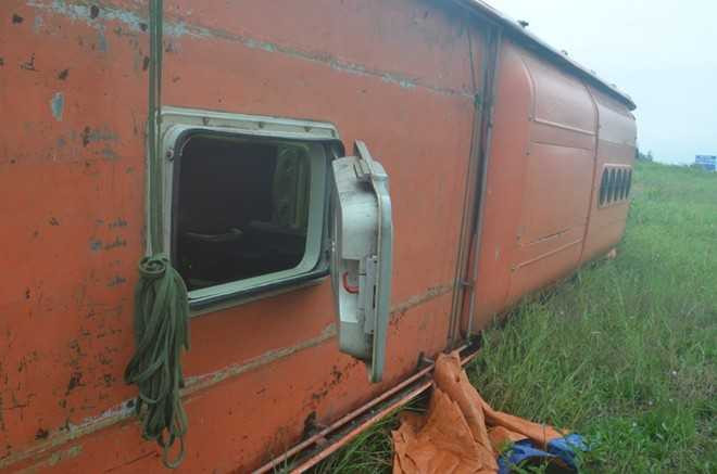 Lật xe giường nằm, hành khách chui lỗ thông gió thoát thân