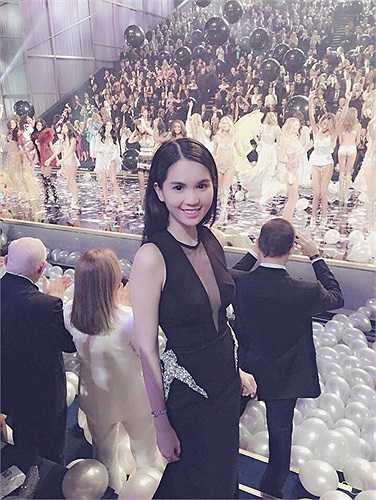 Người mẫu 9X tươi tắn và rạng rỡ khi ghi lại những hình ảnh đáng nhớ.