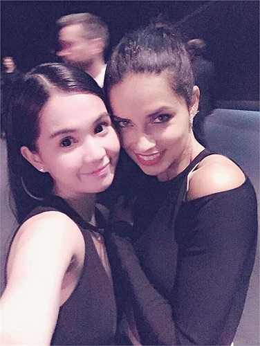 Show diễn kết thúc, Ngọc Trinh tranh thủ chụp ảnh cùng các thần tượng của mình. Chân dài Adriana Lima nổi bật khi đọ sắc cùng 'Nữ hoàng nội y' người Việt.