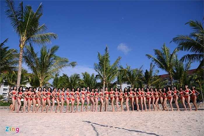 Chiều ngày 30/11, 38 thí sinh hoa hậu Việt Nam đã có buổi chụp hình với trang phục bikini để chuẩn bị cho đêm chung kết cũng như phần thi phụ Người đẹp biển diễn ra vào 2/12.