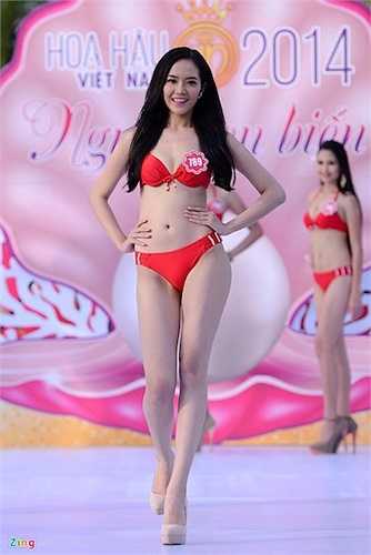 Người đẹp Phạm Thị Ngọc Quý có chiều cao 1m75, cân nặng 53kg, số đo ba vòng là 80-66-93.