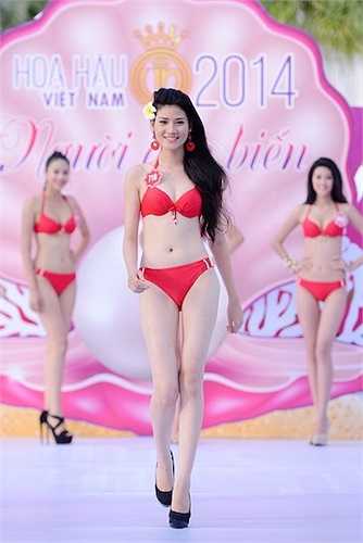 Trang Trần Diễm Quỳnh chiều cao 1m76, nặng 54kg, số đo ba vòng 84-61-92.