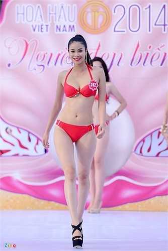 Phạm Thị Hương có chiều cao 1m73, cân nặng 52kg, số đo ba vòng 81-64-92.