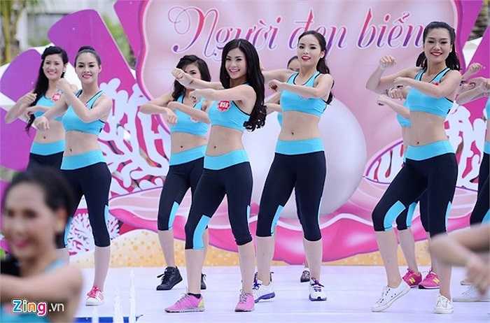Trước màn trình diễn trên sân khấu, các người đẹp đã có màn nhảy sôi động với trang phục thể thao. 
