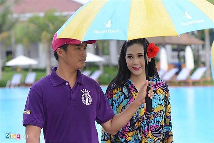 Cơn mưa lớn bất chợt đã làm phần thi gián đoạn khoảng 20 phút.