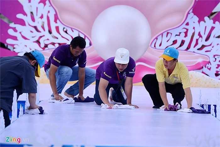 Ban tổ chức đã rất vất vả để có thể lau khô sàn sân khấu tránh việc trơn ướt dẫn đến trượt ngã của các người đẹp khi đang trình diễn.