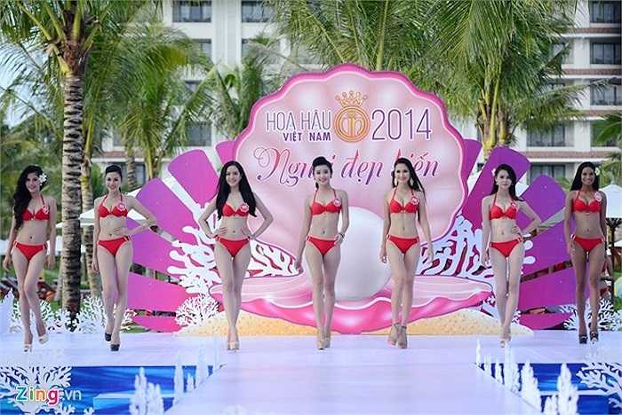 38 thí sinh được chia thành 5 nhóm lần lượt biểu diễn trên sân khấu đặt cạnh bờ biển Phú Quốc xinh đẹp.