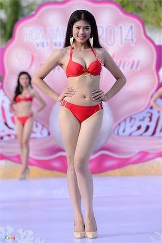 Các ứng viên cho danh hiệu Người đẹp biển đã dần lộ diện. Người đẹp Đỗ Thị Huệ đến từ Quảng Ninh có chiều cao 1m71, nặng 55kg, số đo ba vòng 86-62-93.