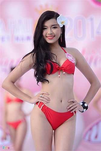 Người đẹp Đồng Ánh Quỳnh có chiều cao 1m66, cân nặng 50kg, số đo ba vòng 85-63-92.