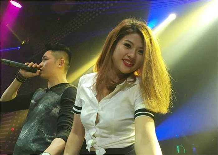 Cô xuất hiện tại một quán bar Hà Nội trong bộ đồng phục học sinh áo trắng - váy xanh, khiến khán giả có mặt bất ngờ.